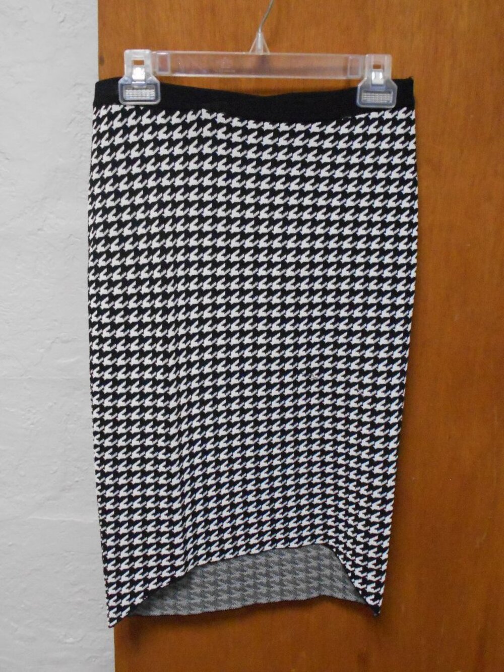 Elle Houndstooth Midi Skirt
